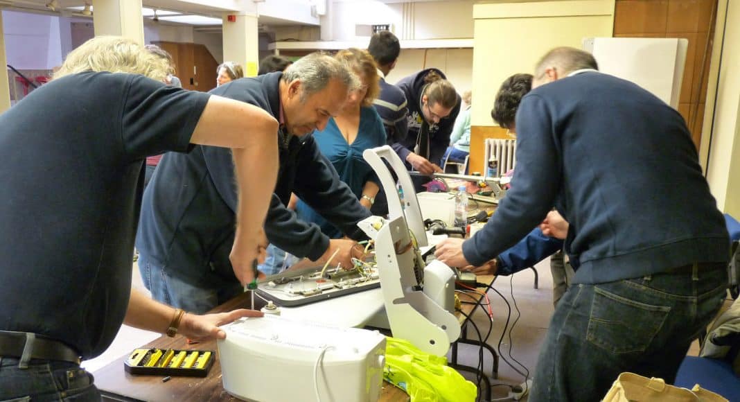 Die Menschen im repair Cafe sagen der Wegwerfkultur Wegwerfgesellschaft den Kampf an und reparieren die Geräte.