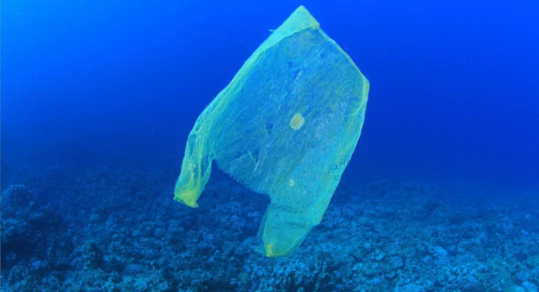Plastiksack schwimmt im Meer.