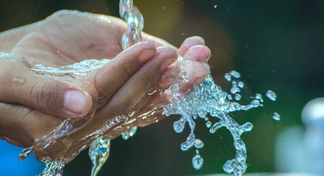 Hände sammeln Wasser