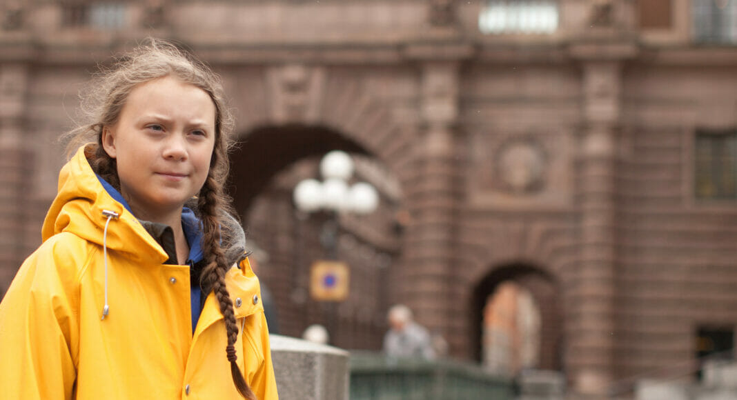 Greta Thunberg in gelbem Regenmantel
